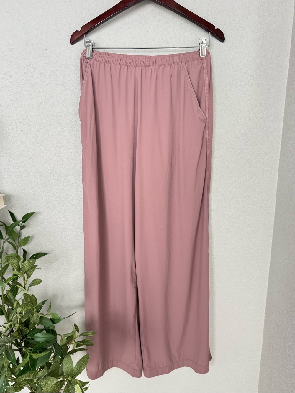 Alo Yoga Wide-Leg Track Pants Size S Dusty Mauve Athleisure